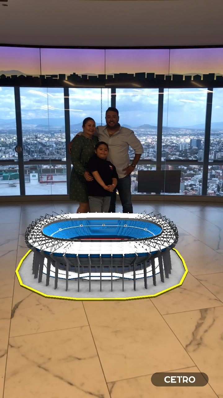Activación de realidad aumentada con una maqueta de estadio sobre la mesa